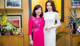 Hoa hậu Kỳ Duyên tặng hoa tri ân thầy cô ngày 20/11